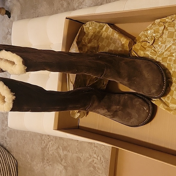 UGG Wedge Boots Size 8. Dark Brown Suede and in original box. Rarely worn. - Picture 2 of 5